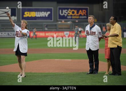 Le 18 août 2017 - Minneapolis, MN, États-Unis - Mary Reuland lance la cérémonie de lancement de la première pelouse alors que son mari, Ralf, et le Minnesota Twins Hall of Famer, Rod Carew et sa femme, Rhonda, regardent avant un match contre les Diamondbacks de l'Arizona le vendredi 18 août 2017, au Target Field de Minneapolis. Konrad Reuland, le fils de Mary et Ralf, a été le donneur pour la transplantation cardiaque de Carew à la fin de 2016. L'ancien joueur de la NFL meurt d'un anévrisme à 29 ans. (Crédit image : © Aaron Lavinsky/TNS via ZUMA Wire) Banque D'Images
