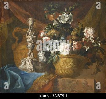 Ce tableau de Jean-Baptiste Monnoyer présente un vase en or orné de fleurs diverses, achevé entre 1656 et 1699. La pièce est un exemple de la maîtrise de Monnoyer dans la peinture de natures mortes, avec un accent sur les arrangements floraux et les vases élégants. Banque D'Images