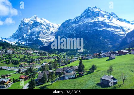 Vue spectaculaire sur les Alpes bernoises depuis les prairies de Grindelwald, Grindelwald, Suisse Banque D'Images