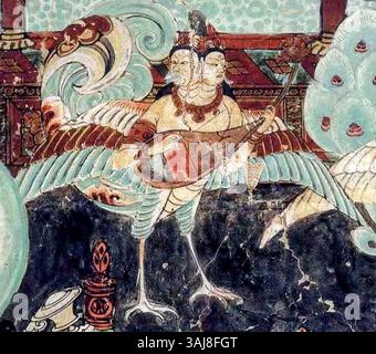 Cette peinture de la dynastie Tang représente Jivajivaka, un oiseau mythologique dans la tradition bouddhiste, jouant d'un pipa ou konghou à tête Phoenix. La scène est du mur sud de la grotte 25 dans les grottes de Yulin, datant d'environ 800 C.E., et reflète la mythologie bouddhiste et l'art chinois de l'époque. Banque D'Images