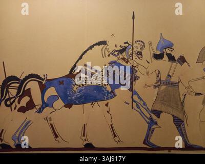 Cette peinture murale du palais néo-assyrien de Tell Ahmar (ancien Til-Barsip) représente une scène de public avec une procession de chevaux, soldats, chars, dignitaires et eunuques. L'œuvre date du VIIIe siècle av. J.-C. et est un fac-similé créé par Lucien Cavro. Banque D'Images