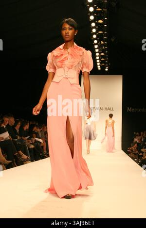 12 octobre 2008 - Culver City, Californie, États-Unis - 12 octobre 2008 - Culver City, Californie - modèle. Mercedes Benz Fashion week LA Day1, Kevan Hall Sow, Smashbox Studio. Crédit photo : Kevan Brooks/AdMedia Banque D'Images