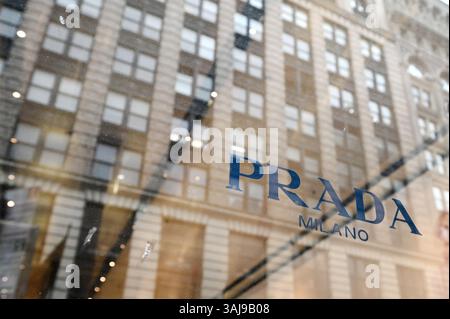 New York, États-Unis. 10 avril 2025. Vue du logo du magasin Prada dans le quartier Soho de Lower Manhattan, New York, NY, 10 avril 2025. La maison de couture italienne Prada a accepté de payer 1,375 milliards de dollars pour son rival Versace de Capri Holdings. (Photo par Anthony Behar/Sipa USA) crédit : Sipa USA/Alamy Live News Banque D'Images