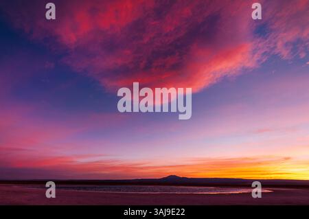 Nuages rouges au coucher du soleil sur Laguna Cejar dans le Salar de Atacama, Chili, région d'Antofagasta, désert d'Atacama, San Pedro de Atacama Banque D'Images