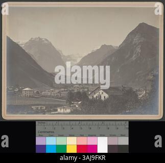 Photographie de 1891 environ montrant le village de Linthal avec les Alpes Glarner en arrière-plan. Banque D'Images