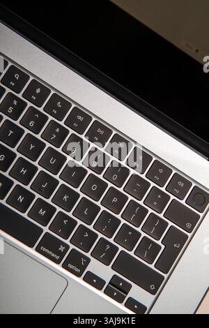 Paris, France - 13 mars 2025 : gros plan du clavier MacBook Air M4 montrant les touches de fonction redessinées, y compris la nouvelle entrée vocale sur F5 et la commande de sourdine du microphone sur F10 dans un élégant cadre en aluminium Banque D'Images
