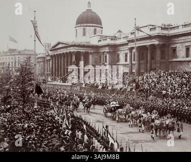 Lors du jubilé de diamant de la reine Victoria, le 22 juin 1897, elle voyage en calèche devant la National Gallery de Trafalgar Square. La procession, marquant sa 60e année sur le trône, attire de grandes foules de personnes le long de la route. Banque D'Images