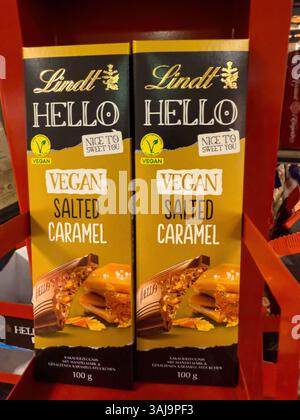 Deux barres de chocolat au caramel salé végétalien de lindt hello exposées sur une étagère rouge - FRANCFORT, ALLEMAGNE - 9 AVRIL 2025 Banque D'Images