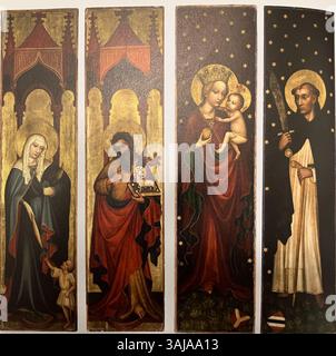 Les « ailes extérieure et intérieure du retable de Deichsler » (1415-1420) du maître du retable de Deichsler est un retable ailé représentant Sainte Élisabeth, Saint Jean-Baptiste, Vierge à l'enfant et Saint Pierre. Les panneaux ouverts présentent des reflets dorés, tandis que les panneaux fermés ont des couleurs tamisées. Banque D'Images