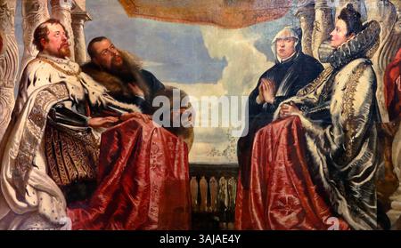 Cette huile sur toile de Pierre Paul Rubens, intitulée « la famille Gonzaga en adoration de la Sainte Trinité », représente Vincenzo et Guglielmo Gonzaga avec leurs épouses, l'archiduchesse Éléonore d'Autriche et Éléonore de Médicis. Les personnages sont représentés dans l'adoration religieuse, partie d'un triptyque créé à partir de 1604-1605 à Mantoue. L'accent est mis sur leurs poses dignes et leur tenue religieuse complexe du XVIIe siècle. Banque D'Images