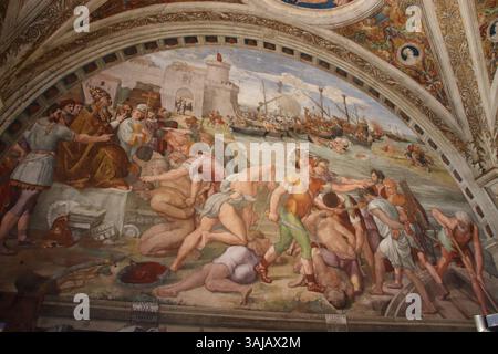 'La bataille d'Ostie' de Raphaël représente la victoire navale du pape Léon IV sur les Sarrasins à Ostie en 849. Cette fresque fait partie des salles Raphaël des musées du Vatican. Banque D'Images