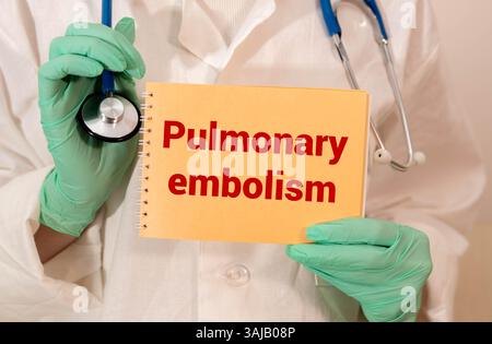 Le médecin garde une carte avec le nom du diagnostic - hypertension pulmonaire. Mise au point sélective. Concept médical. Banque D'Images