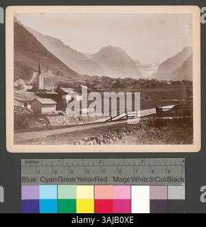 Photographie de 1891 environ montrant une vue d'un village avec la montagne Tödi en arrière-plan, prise depuis le pont supérieur. Banque D'Images