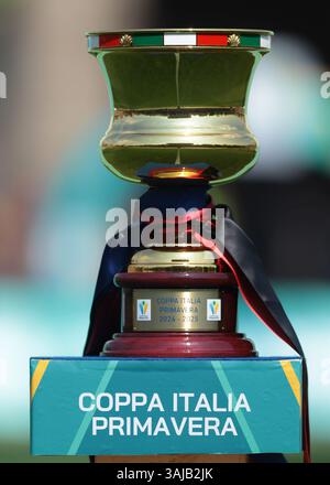 Milan, Italie. 9 avril 2025. Le trophée avant le match de la Coppa Italia à l'Arena Civica Gianni Brera, Milan. Le crédit photo devrait se lire : Jonathan Moscrop/Sportimage crédit : Sportimage Ltd/Alamy Live News Banque D'Images
