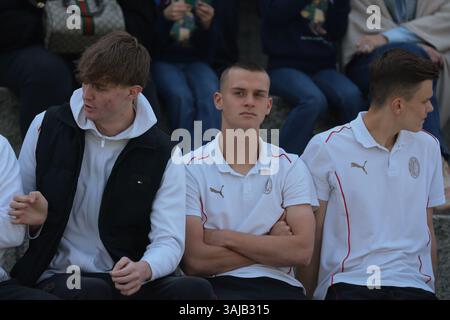 Milan, Italie. 9 avril 2025. Maximilian Ibrahimovic de l'AC Milan avec ses coéquipiers dans la tribune avant le match de la Coppa Italia à l'Arena Civica Gianni Brera, Milan. Le crédit photo devrait se lire : Jonathan Moscrop/Sportimage crédit : Sportimage Ltd/Alamy Live News Banque D'Images