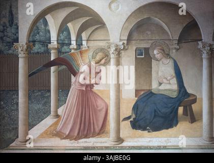 La fresque « Annonciation » de FRA Angelico, créée entre 1438 et 1450, est un exemple emblématique de la Renaissance ancienne Située dans le Musée de Saint-Marc, la fresque représente le moment où l’Archange Gabriel annonce à la Vierge Marie qu’elle concevra Jésus, événement clé de la tradition chrétienne. Banque D'Images