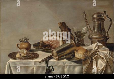 Une peinture dans le cercle de Pieter Claesz ou Pieter van Berendrecht, « table posée avec jambon » (vers 1650), représente une nature morte d'une table richement agencée. La composition comprend un grand jambon, des fruits et d'autres articles, mettant l'accent sur la texture et la lumière dans le genre nature morte. Banque D'Images