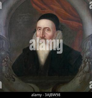 Portrait de John Dee, peint vers 1594. La peinture à l'huile est conservée au musée Ashmolean et représente l'influent mathématicien anglais, astronome et conseiller de la reine Elizabeth I. Banque D'Images