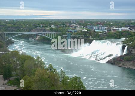 Voici une photo des chutes américaines et des chutes du voile de la mariée, et du pont Rainbow qui dessert une traversée internationale entre les États-Unis et le Canada. Banque D'Images
