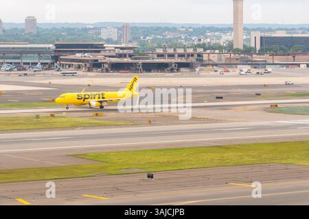 Aéroport de Newark Liberty, Newark, New Jersey, États-Unis - 28 août 2023 - photographie aérienne d'un A320 de Spirit Airlines circulant sur la piste Banque D'Images