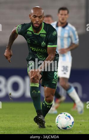 Fredy Hinostroza, le milieu de terrain de l'Atletico Bucaramanga, regarde le match de la CONMEBOL Copa Libertadores, opposant le Racing Club argentin à l'Atletico Bucaramanga colombien au stade Presidente Peron à Avellaneda, province de Buenos Aires, le 10 avril 2025. Banque D'Images