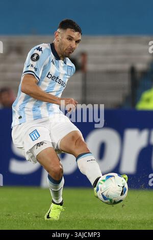 Adrian Martinez, attaquant du Racing Club, regarde le match de la CONMEBOL Copa Libertadores, opposant le Racing Club argentin à l’Atletico Bucaramanga colombien au stade Presidente Peron à Avellaneda, province de Buenos Aires, le 10 avril 2025. Banque D'Images