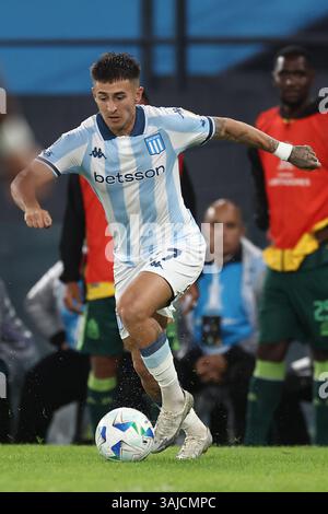 Gabriel Rojas, défenseur du Racing Club, regarde le match de la CONMEBOL Copa Libertadores, opposant le Racing Club argentin à l’Atletico Bucaramanga colombien au stade Presidente Peron à Avellaneda, province de Buenos Aires, le 10 avril 2025. Banque D'Images