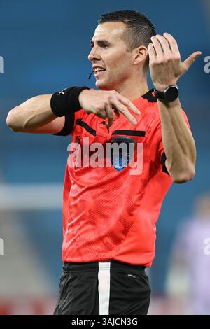 L’arbitre uruguayen Andres Matonte fait un geste lors du match de la CONMEBOL Copa Libertadores entre l’Argentine Racing Club et l’Atletico Bucaramanga colombien au stade Presidente Peron à Avellaneda, province de Buenos Aires, le 10 avril 2025. Banque D'Images