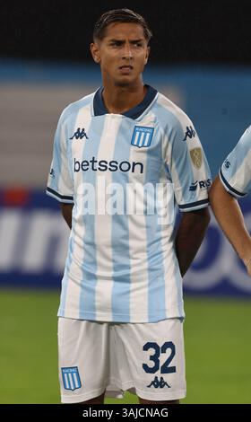 Agustin Almendra, milieu de terrain du Racing Club, regarde avant le match de la CONMEBOL Copa Libertadores, opposant le Racing Club argentin à l’Atletico Bucaramanga colombien au stade Presidente Peron à Avellaneda, province de Buenos Aires, le 10 avril 2025. Banque D'Images