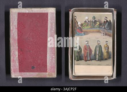 L'Encyclopédie mondiale des manuscrits ottomans est un ouvrage de référence détaillé, assemblé en privé, se concentrant sur la Mecque comme le Navel du monde. Il comprend 580 pages de manuscrits manuscrits en écriture ottomane, ainsi que 380 cartes méticuleusement travaillées avec des reflets en or et en argent, des cartes, et plus de 225 estampes de sources de la fin du XIXe et du début du XXe siècle. Banque D'Images