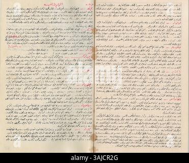 Cette remarquable encyclopédie manuscrite, compilée par Abdürrrahim Hilmi Bey, présente un accent détaillé sur l'importance de la Mecque. L'œuvre comprend plus de 580 pages d'écriture ottomane, 380 cartes et diverses gravures historiques, toutes méticuleusement travaillées avec des accents or et argent. Banque D'Images