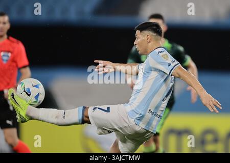 Avellaneda, Argentine – 10 avril 2025 : Racing Club a subi une défaite de 0-2 contre l'Atlético Bucaramanga, de Colombie, lors d'un match en phase de groupes de la Copa Libertadores à l'Estadio Presidente Perón. La partie Argentine a été incapable de percer la défense colombienne, tandis que les visiteurs ont capitalisé sur leurs chances d'obtenir une victoire historique à l'extérieur. (Crédit : UNAR AGENCY) Banque D'Images