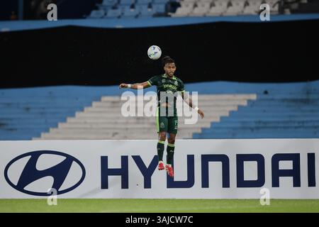 Avellaneda, Argentine – 10 avril 2025 : Racing Club a subi une défaite de 0-2 contre l'Atlético Bucaramanga, de Colombie, lors d'un match en phase de groupes de la Copa Libertadores à l'Estadio Presidente Perón. La partie Argentine a été incapable de percer la défense colombienne, tandis que les visiteurs ont capitalisé sur leurs chances d'obtenir une victoire historique à l'extérieur. (Crédit : UNAR AGENCY) Banque D'Images