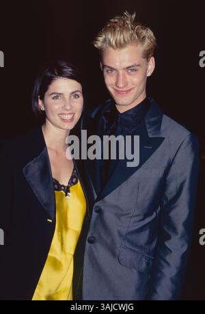 Jude Law et Sadie Frost assistent à la soirée d'ouverture pour 'indiscrétions' à Tavern on the Green à New York le 27 avril 1995. Crédit photo : Henry McGee/MediaPunch Banque D'Images