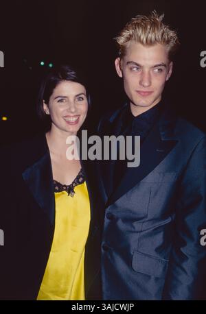 Jude Law et Sadie Frost assistent à la soirée d'ouverture pour 'indiscrétions' à Tavern on the Green à New York le 27 avril 1995. Crédit photo : Henry McGee/MediaPunch Banque D'Images