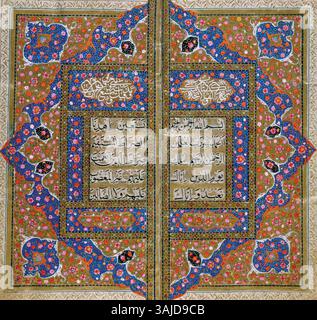 Ce manuscrit du Coran du XVIIe siècle est décoré d'illustrations complexes d'or et d'aquarelle sur papier de soie. La reliure en laque renforce encore sa signification artistique et religieuse, représentant le manuscrit islamique Banque D'Images