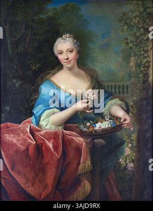'Portrait d'une dame tenant un panier de fleurs' de Jean Raoux, créé au XVIIIe siècle, représente une femme tenant un panier de fleurs sur fond de parc avec une balustrade et une statue de flore. L’identité de la femme reste débattue, avec des attributions possibles à Madame Titon de Coigny ou Madame Lebel de fermé. Banque D'Images