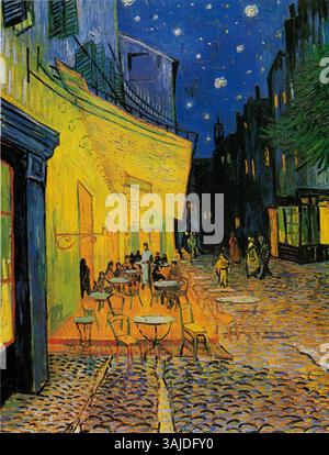 La « terrasse des cafés de la place du Forum à Arles » de Vincent van Gogh, datant de 1888, capture une scène animée en soirée d'une terrasse de café. Le travail à l'huile sur toile met en valeur le pinceau emblématique de Van Gogh et l'utilisation de la couleur, représentant l'atmosphère animée d'Arles la nuit, avec des tables de café éclairées en jaune sur un ciel bleu. Banque D'Images
