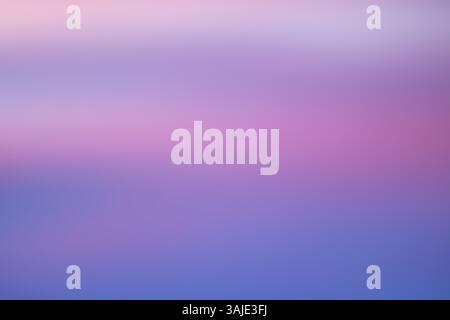L'arrière-plan présente un dégradé époustouflant qui mélange les couleurs violet et rose, créant un effet visuel qui ressemble à un magnifique coucher de soleil Banque D'Images