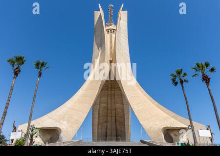 Monument Maqam Echahid dans la ville d'Alger contre un ciel bleu. Monument des martyrs, célèbre statue commémorative. Banque D'Images
