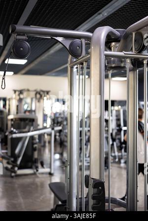Intérieur de la salle de gym moderne avec appareils de musculation Banque D'Images