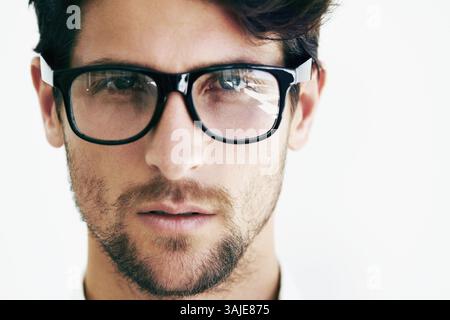 Portrait, sérieux et homme d'affaires dans des lunettes en studio isolé sur un fond blanc. Visage, confiance et beau professionnel dans les lunettes Banque D'Images