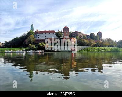 Château de Wawel Cracovie Pologne vu de l'autre côté de la Vistule. Banque D'Images