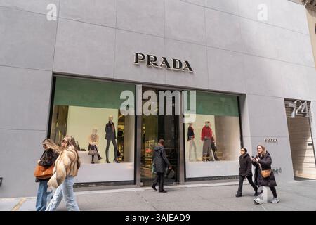 New York, New York, États-Unis. 10 avril 2025. Vue du magasin Prada sur la Cinquième Avenue à New York alors que Prada a annoncé un accord de .38 milliards pour acheter un rival plus petit Versace à Capri Holdings (crédit image : © Lev Radin/Pacific Press via ZUMA Press Wire) USAGE ÉDITORIAL SEULEMENT ! Non destiné à UN USAGE commercial ! Banque D'Images