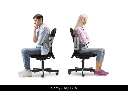 Homme et femme en colère assis dos à dos isolé sur fond blanc Banque D'Images