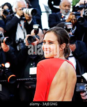 L’actrice française Julie de Bona sur le tapis rouge pour la première du Comte de Monte Cristo 2024 au Festival de Cannes. Banque D'Images