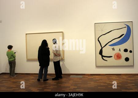 Peinture , sortie d'art, les gens regardant une peinture à Fundacio Miró ; Montjuic ; ville de Barcelone. Banque D'Images