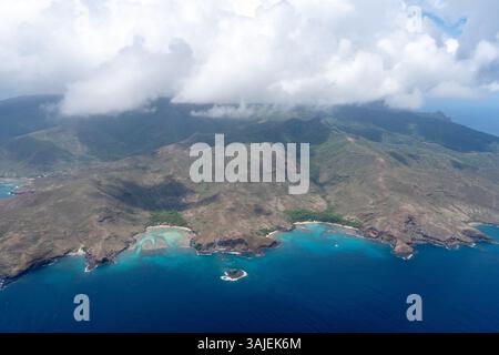 Vue aérienne époustouflante de Hiva Oa dans les îles Marquises, Polynésie française, avec des côtes accidentées, des eaux turquoises, des falaises spectaculaires, et lush Banque D'Images