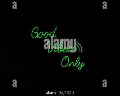 Bonnes vibrations uniquement : lueur néon de positivité Banque D'Images