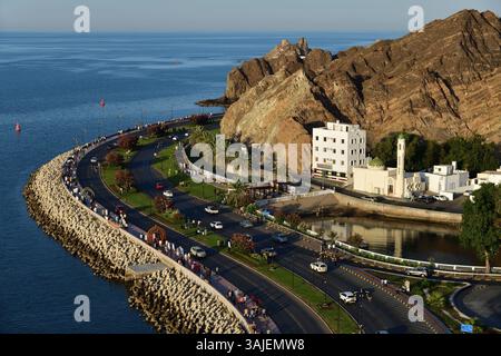 Muscat, Oman - 01 avril 2025 : vue de la corniche de Mutrah depuis le fort de Mutrah à Muscat. Sultanat d'Oman Banque D'Images